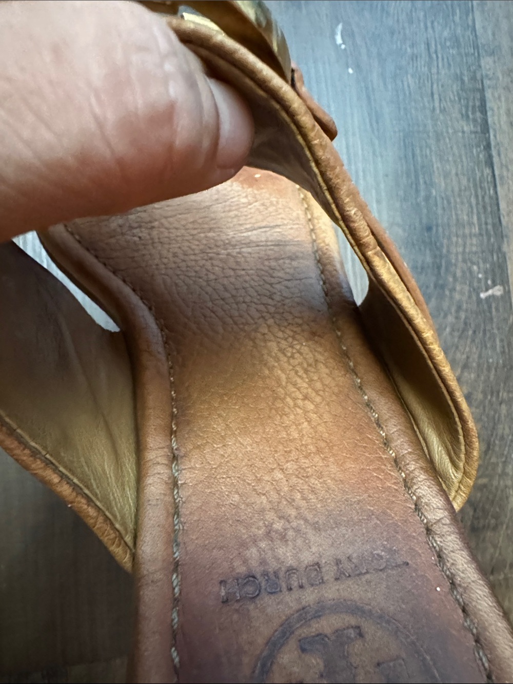 Tory Burch Tan Leather Logo Thong Sandals - Picture 13 of 16